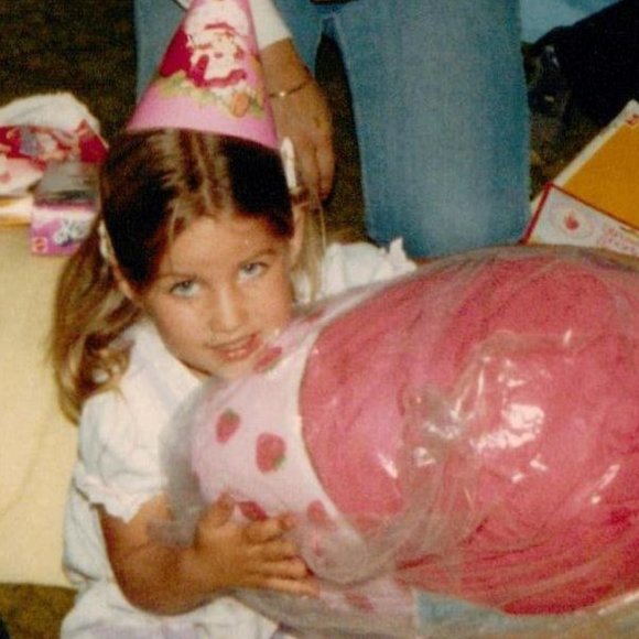 Meet your Posher, Lisa - Picture 2 of 2